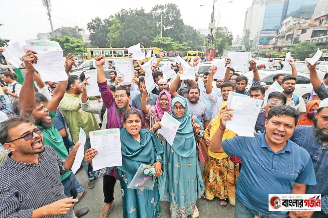 সহকারী উপজেলা যুব উন্নয়ন কর্মকর্তা পরীক্ষা স্থগিত: প্রশ্নফাঁসে জড়িতদের শাস্তি ও ক্ষতিপূরণের দাবি যুব ফ্রন্টের